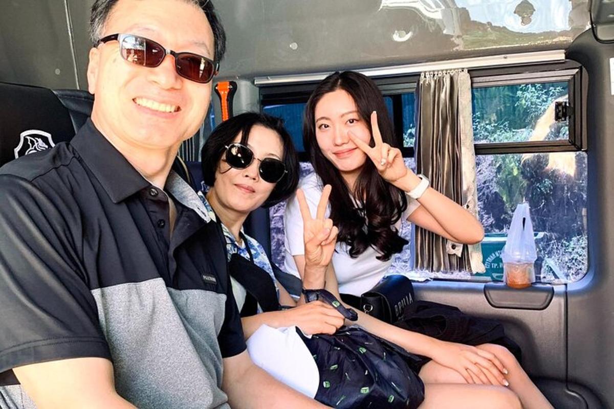 skupina tří lidí sedících v autobuse
