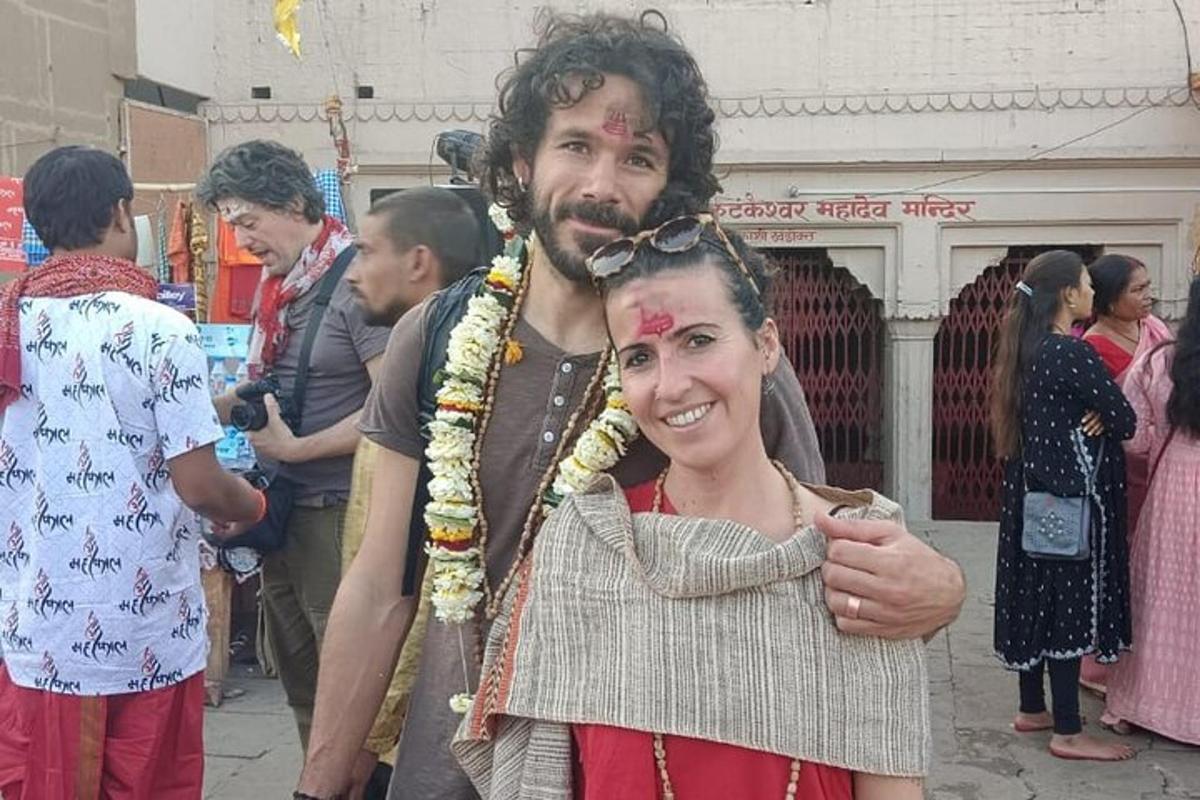 Un hombre y una mujer posando para una foto