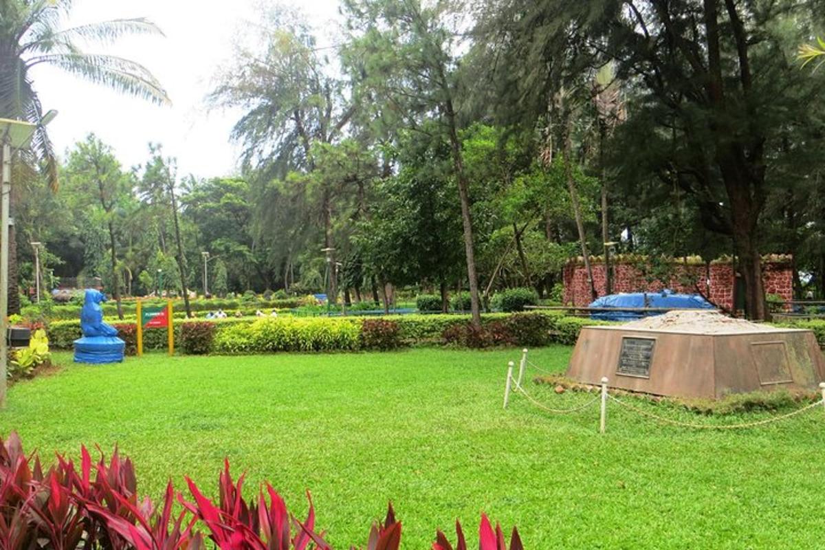 un parc cu un cort în mijlocul unui câmp