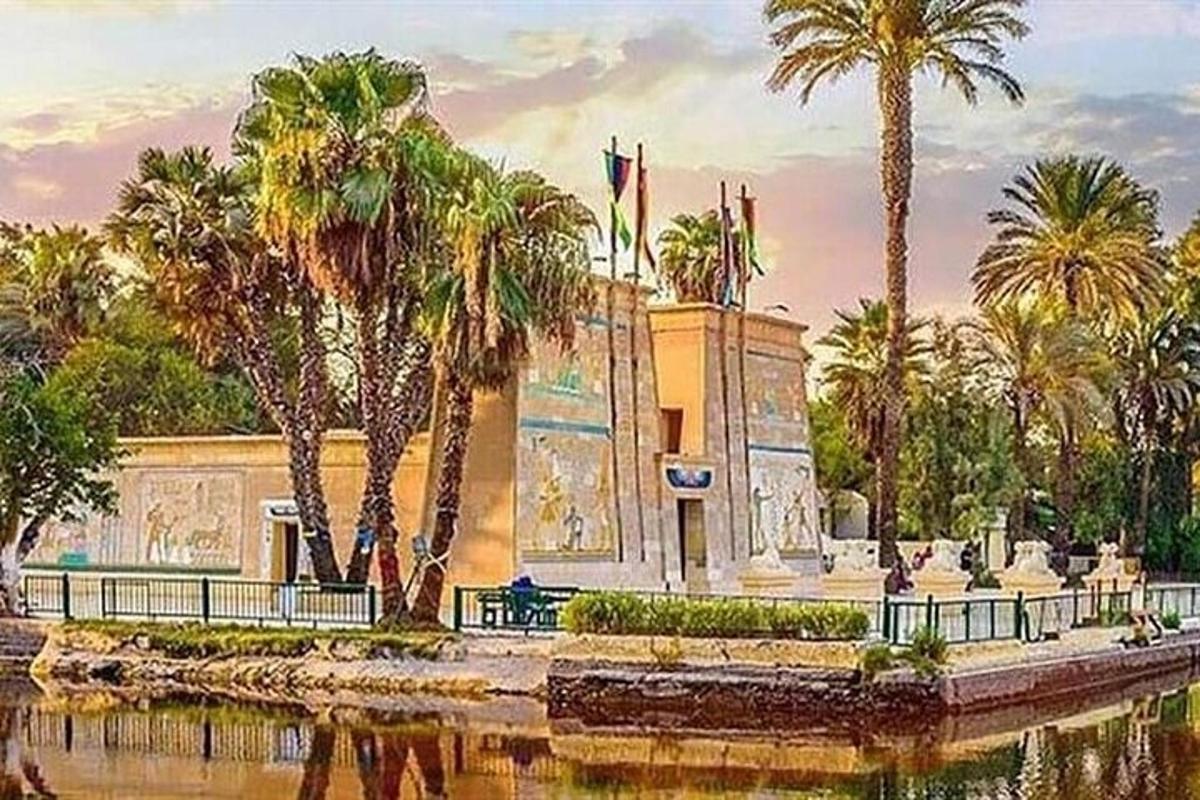 مبنى به أشجار نخيل بجوار مسطح مائي