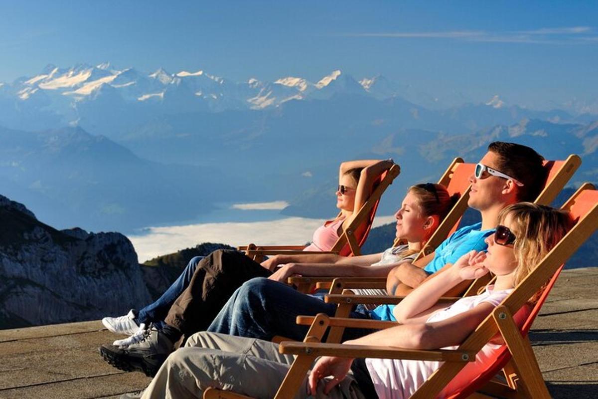 un gruppo di persone sedute su delle sedie sulla montagna