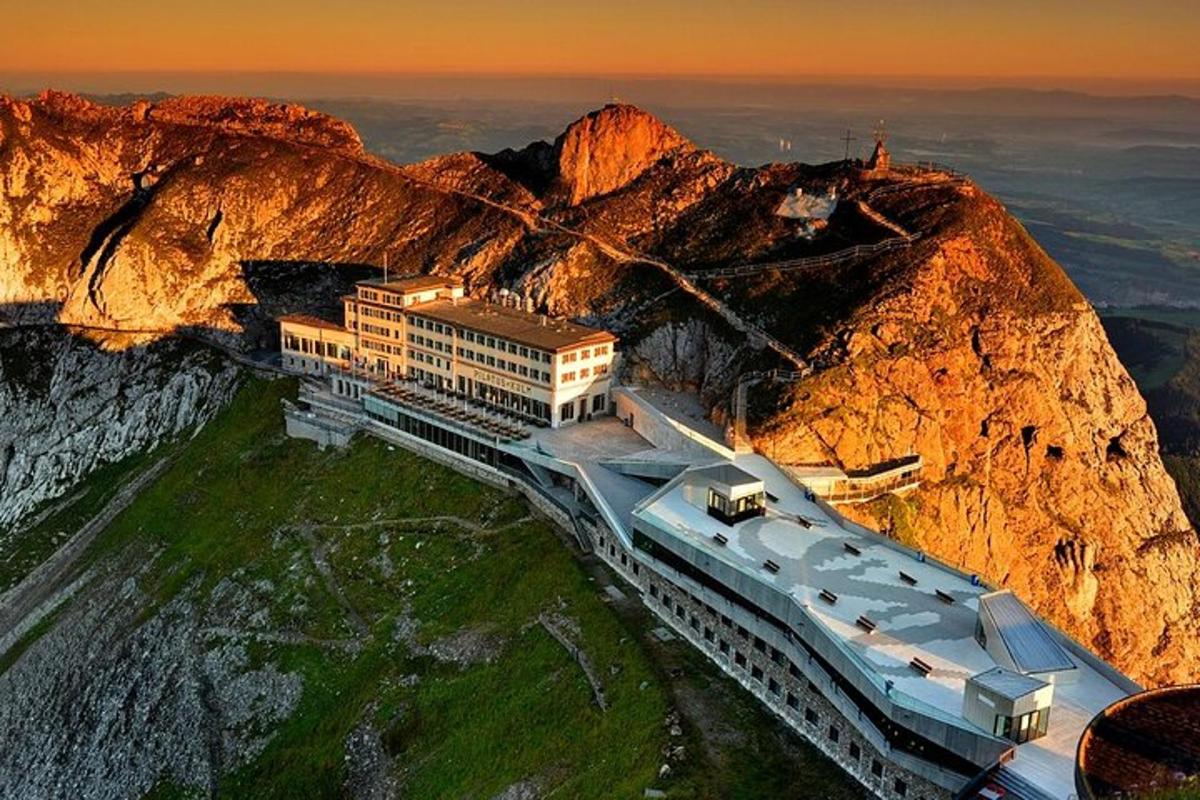 un edificio sul fianco di una montagna