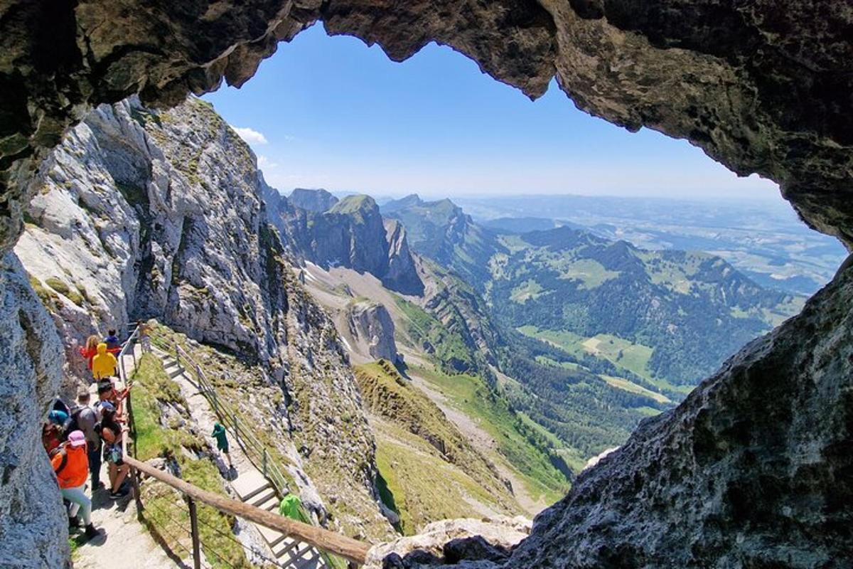 un gruppo di persone che cammina su una montagna rocciosa