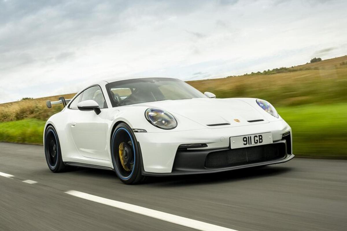 bílé Porsche jedoucí po silnici