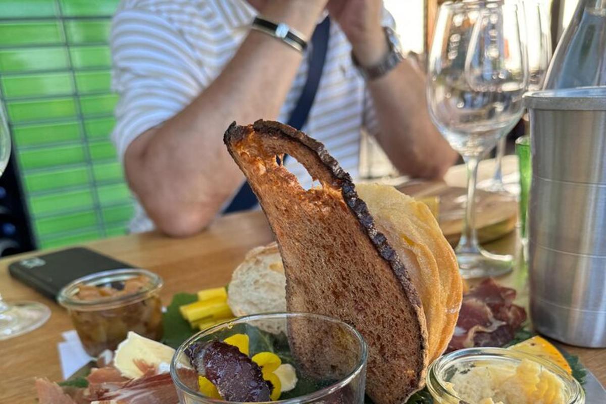 uma pessoa sentada à mesa com um prato de comida