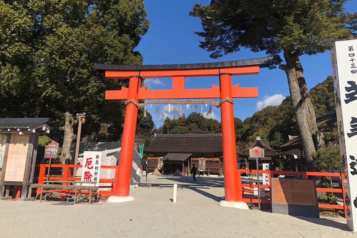 oranžová brána torii před budovou