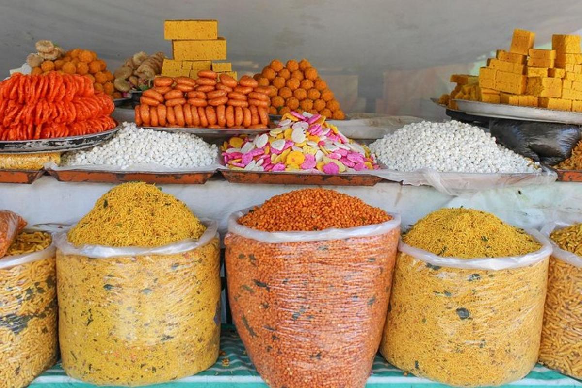 un mercato con molti tipi diversi di spezie