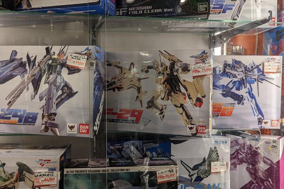 uma exposição de bonecos de ação dos Transformers em uma loja
