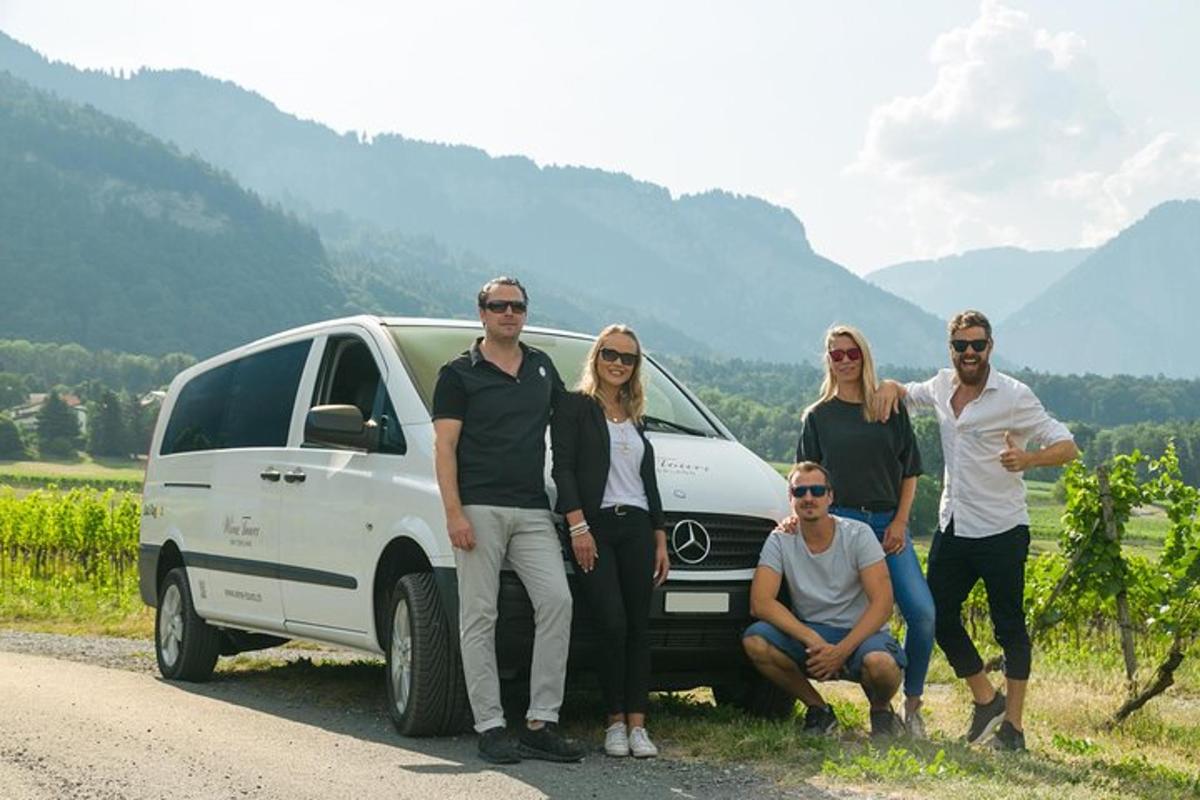 un groupe de personnes debout devant une camionnette