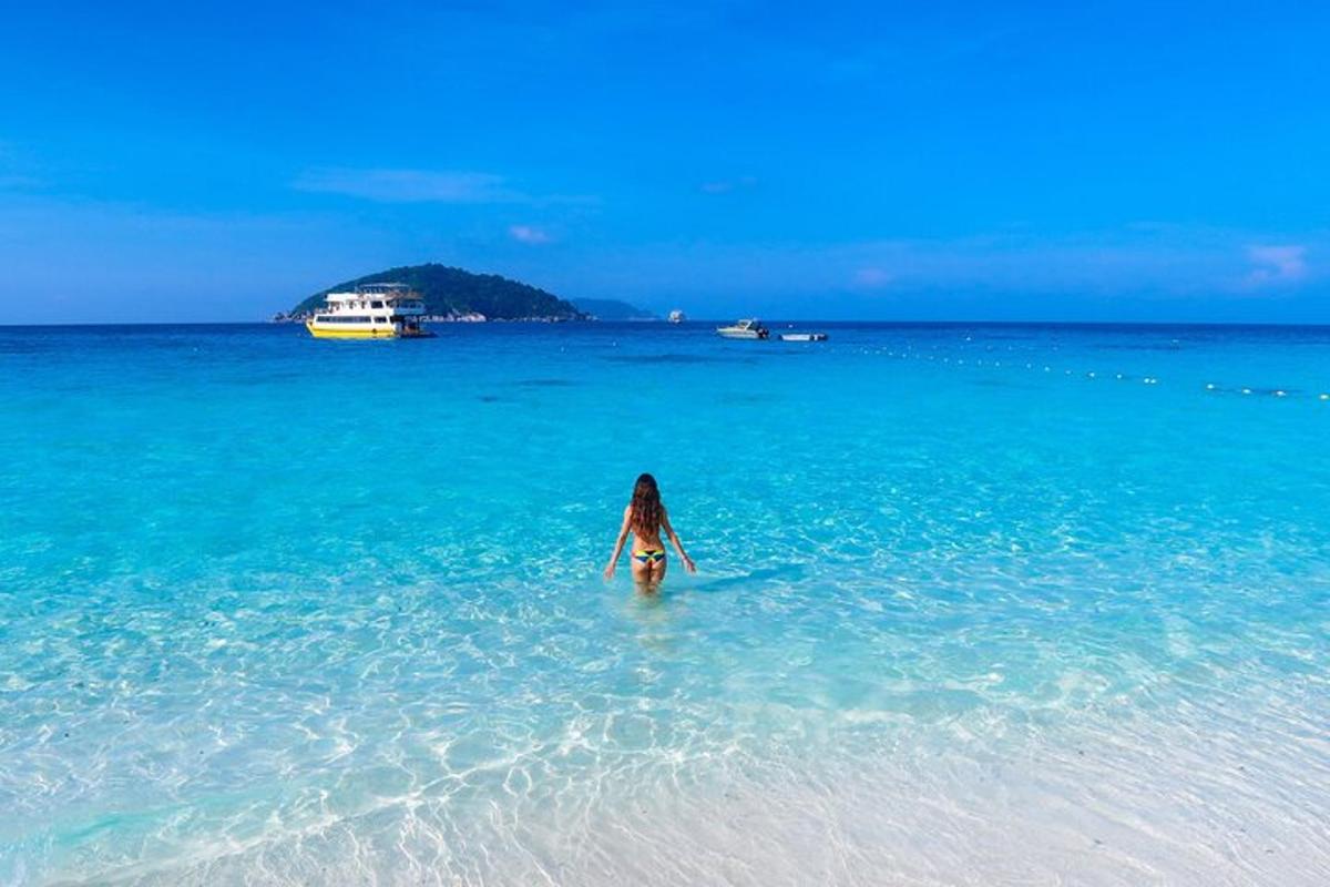 eine Frau, die am Strand im Wasser steht