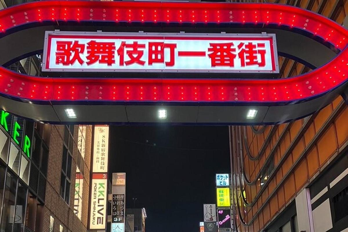 un'insegna al neon nel mezzo di una città