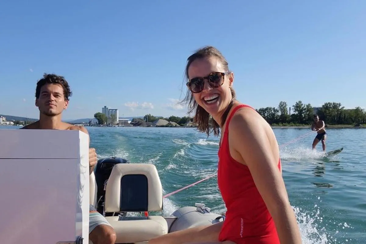 Hydroptère et surf sur le Rhin derrière un bateau à moteur – photo 5
