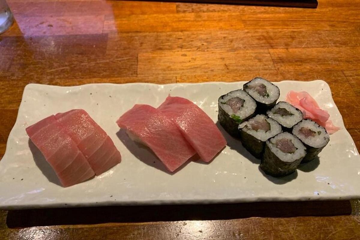 un piatto di sushi su un tavolo di legno