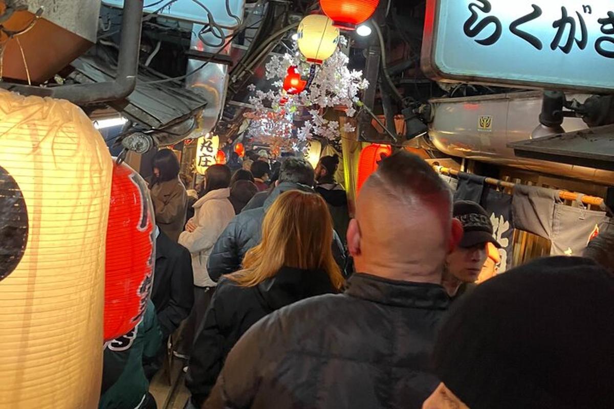 una folla di persone che camminano intorno a un mercato