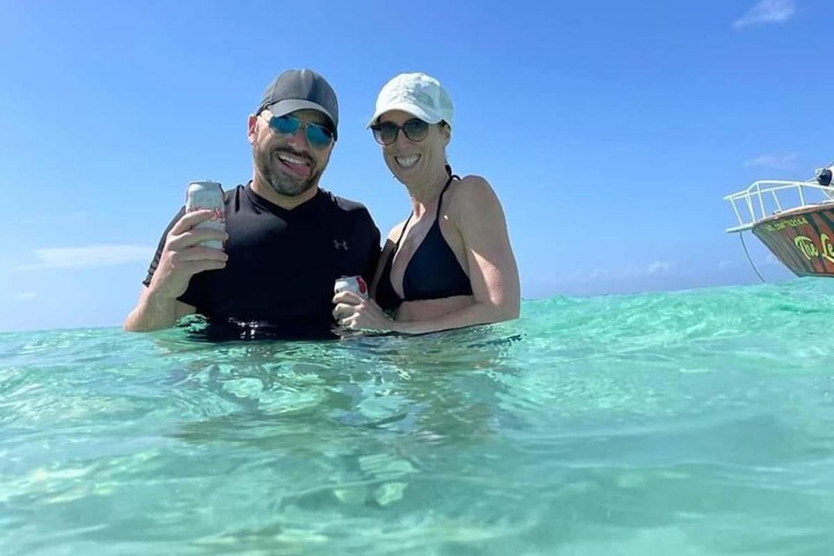 un home i una dona dempeus a l'aigua de l'oceà