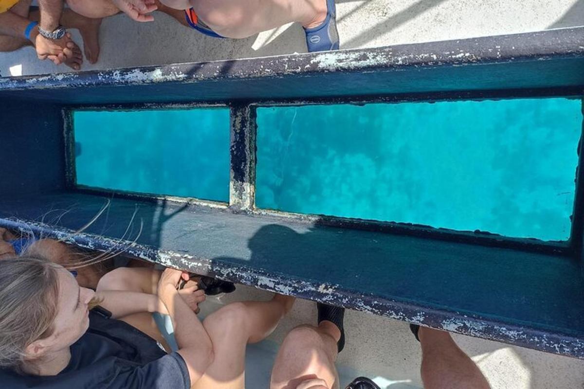 un grup de persones assegudes en un vaixell mirant l'aigua