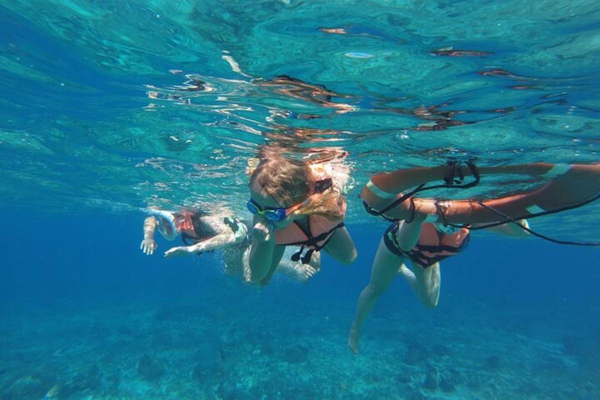 dues persones nedant a l'aigua de l'oceà