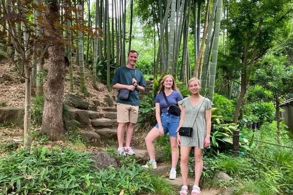 un grup de tres persones dempeus en un bosc
