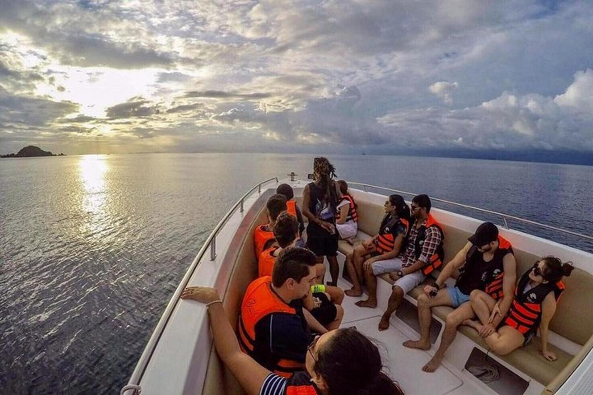 กลุ่มคนกำลังนั่งอยู่ในเรือบนน้ำ