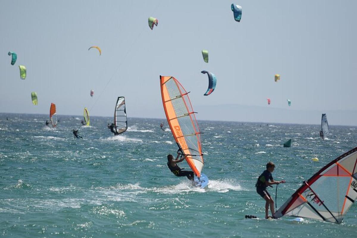Skupina lidí windsurfing v oceánu