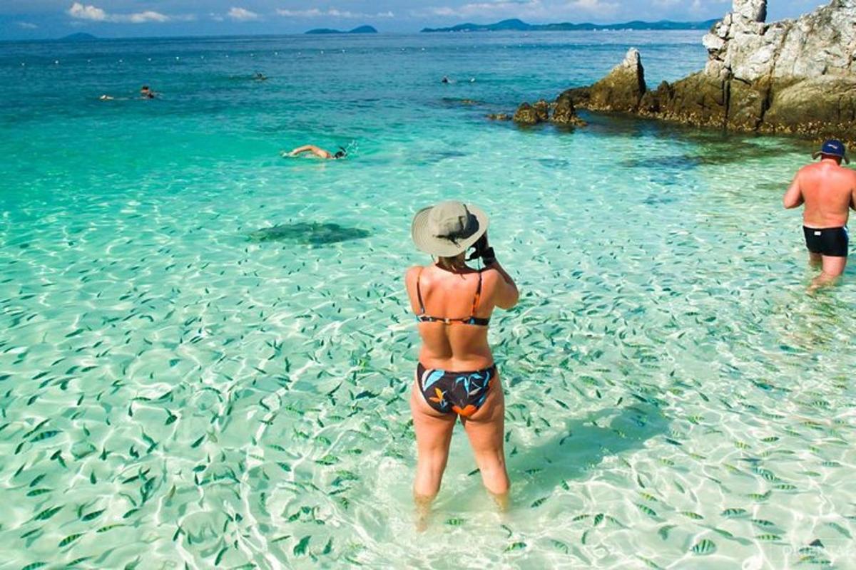 een vrouw die in het water staat op een strand