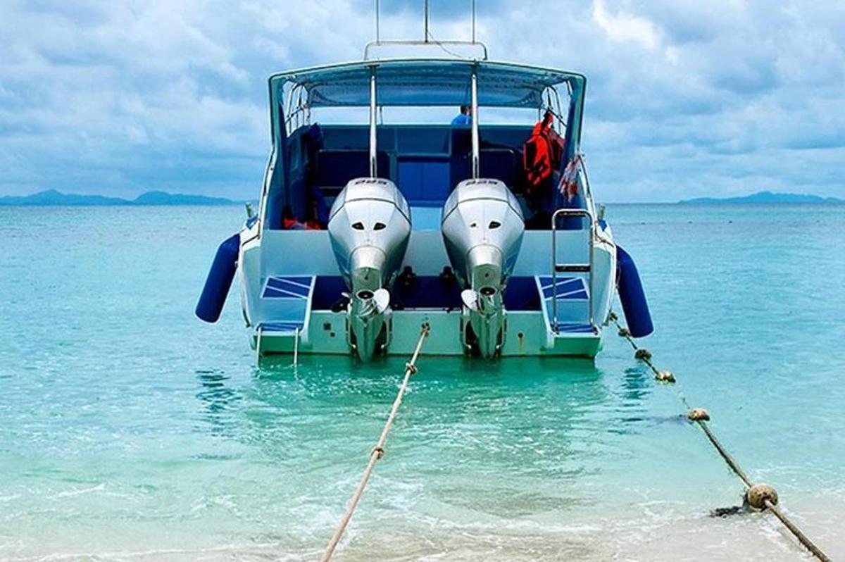 Un barco estacionado en el agua en una playa