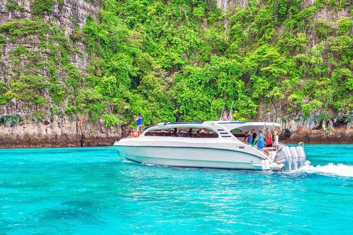 Un barco blanco en el agua con gente en él.