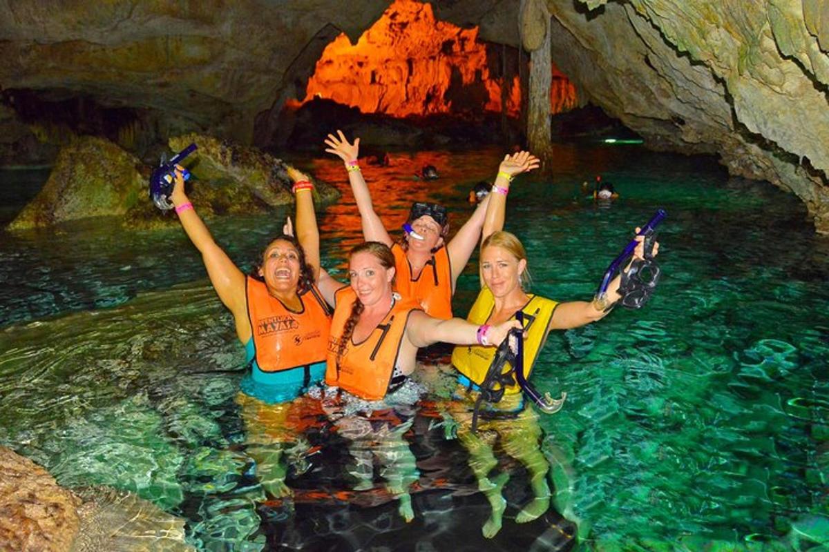 um grupo de mulheres na água em uma caverna