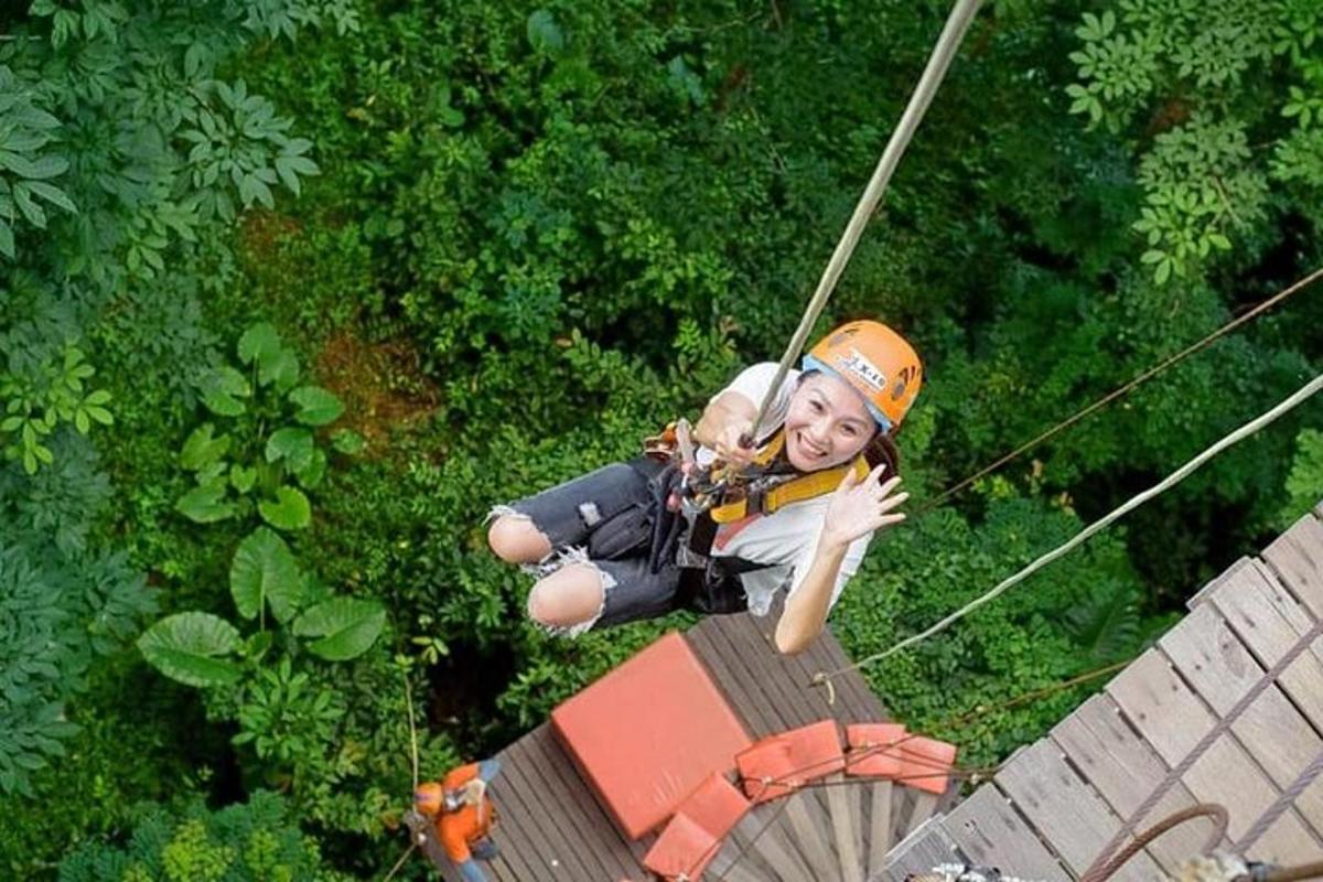 ein junges Mädchen, das auf einer Seilrutsche reitet