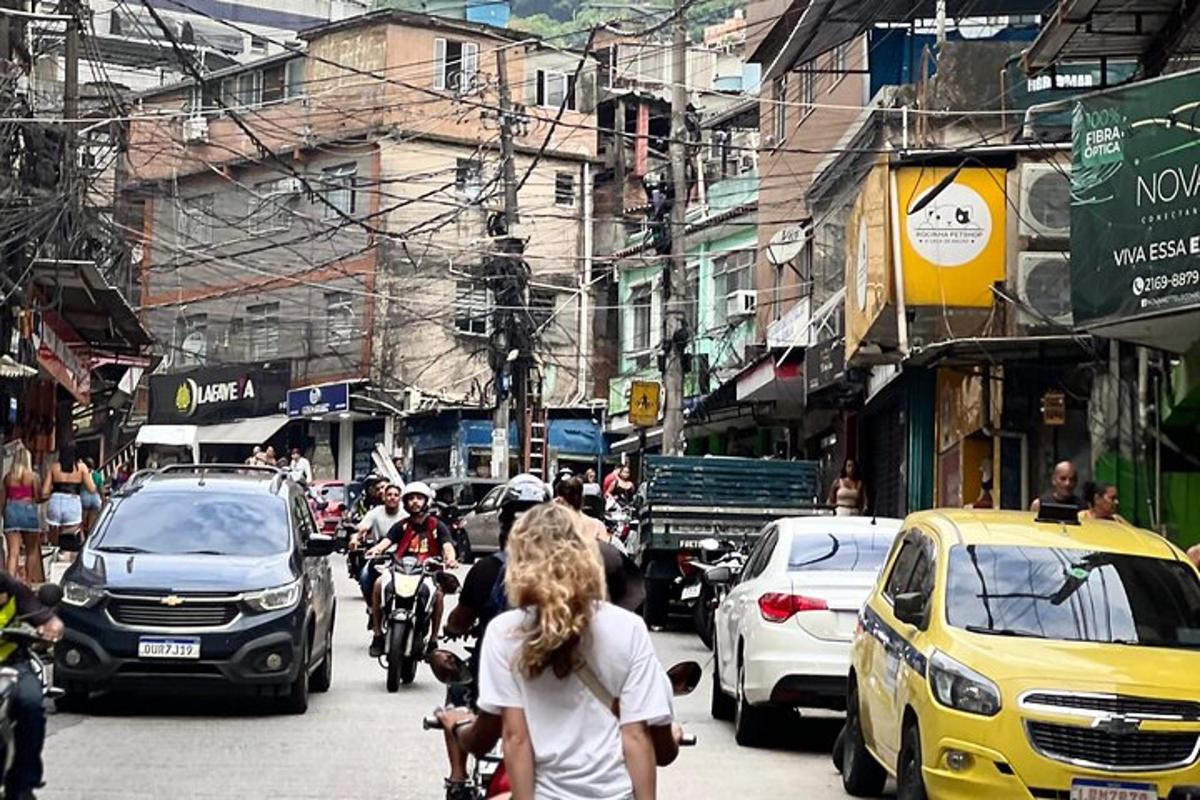 một con phố đông đúc với xe hơi và người đi xe máy