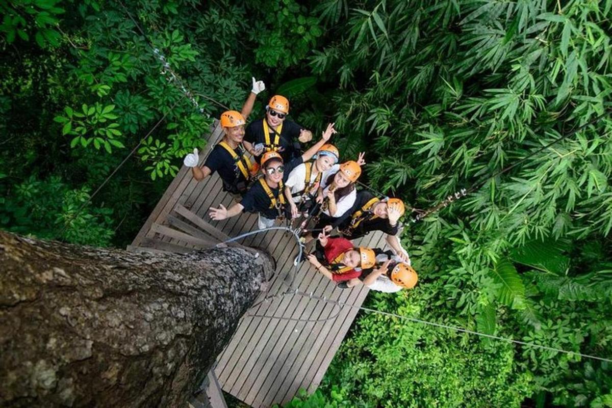 un grupo de personas en una balsa en la jungla