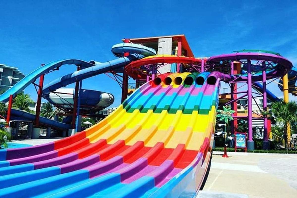 roller coaster warna-warni di taman