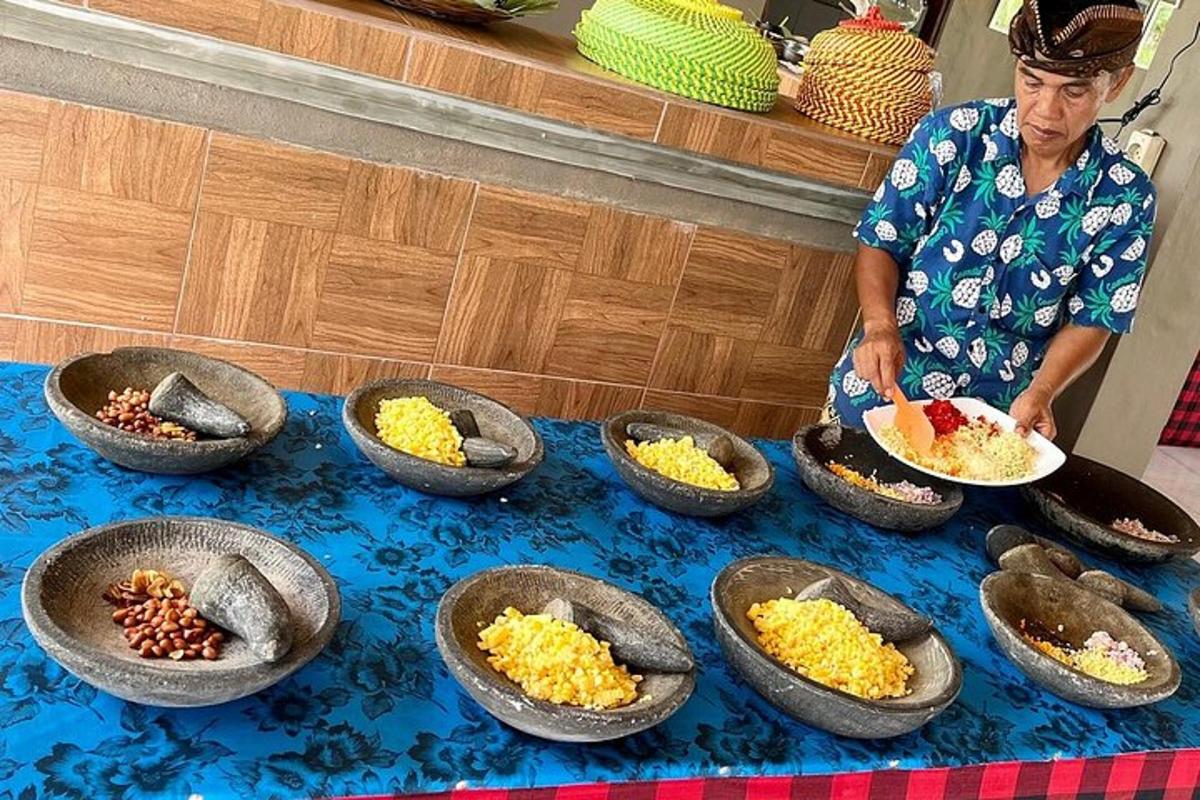 uma mulher em pé diante de uma mesa com tigelas de comida