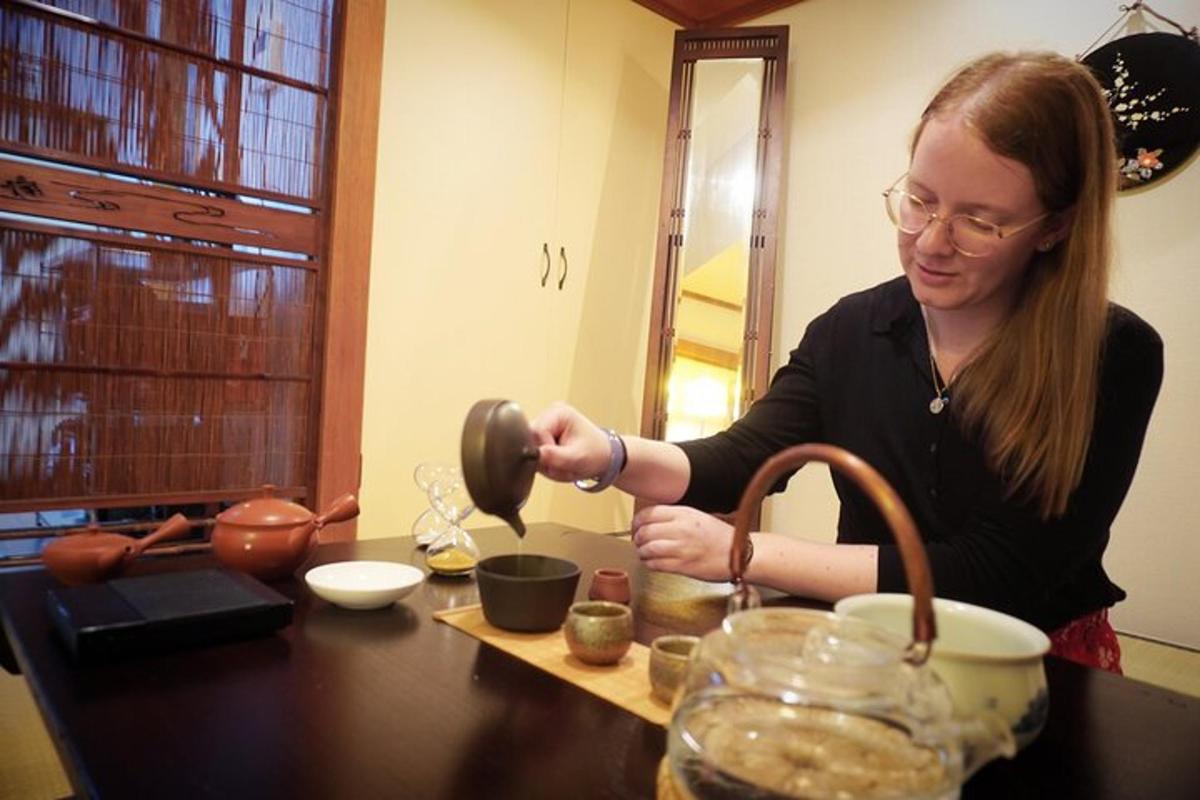 una donna sta preparando il cibo su un tavolo