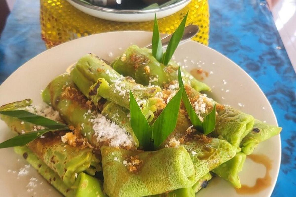 um prato de comida em uma mesa