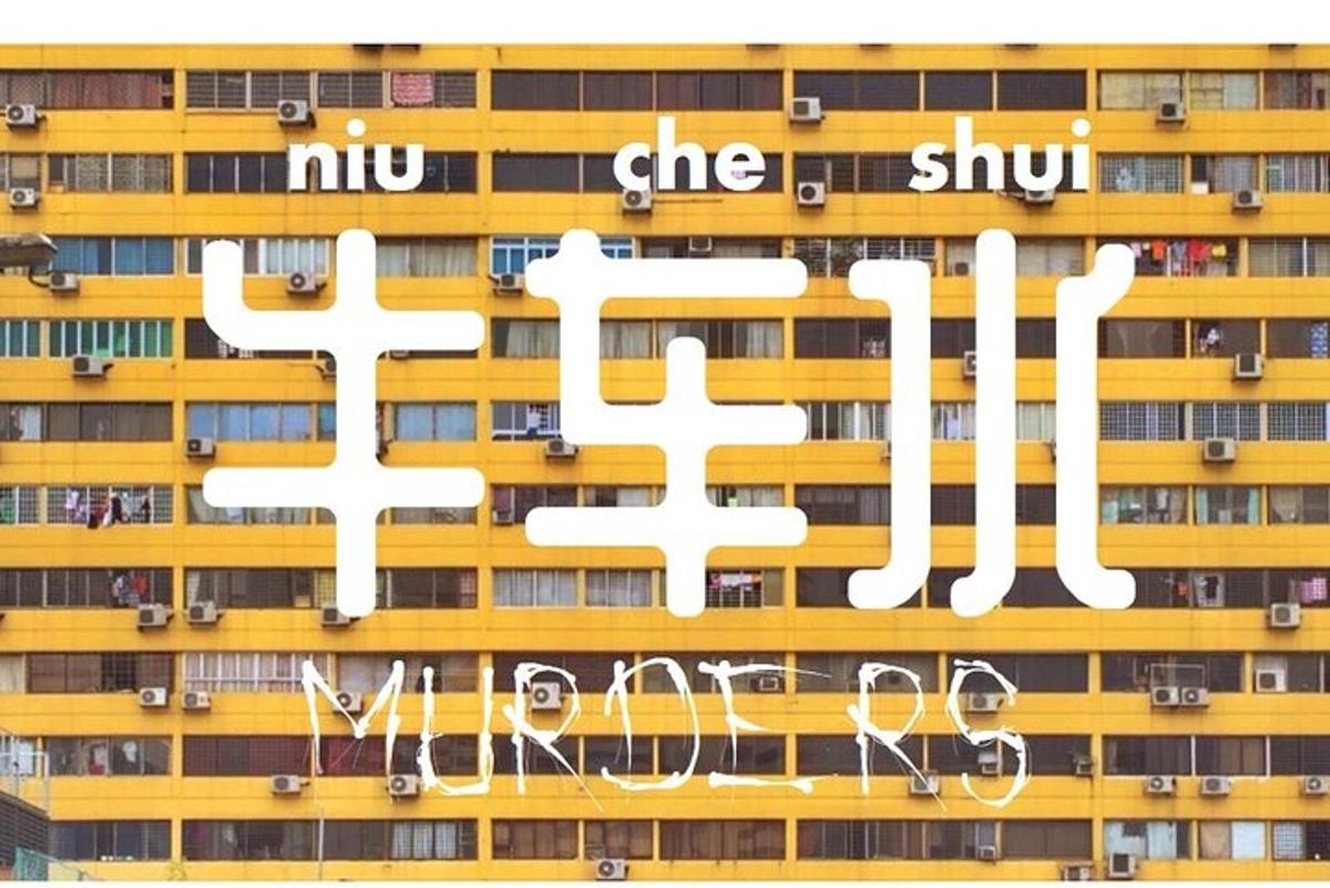 một tòa nhà màu vàng có biển báo ghi là tàu điện ngầm