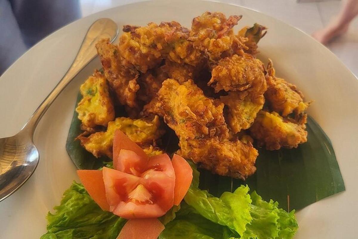 um prato de comida com frango, alface e tomate