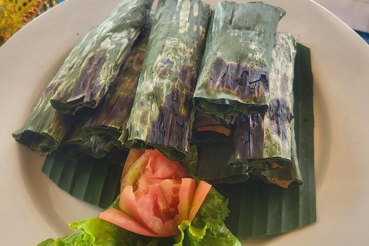 un piatto di cibo con verdure sopra