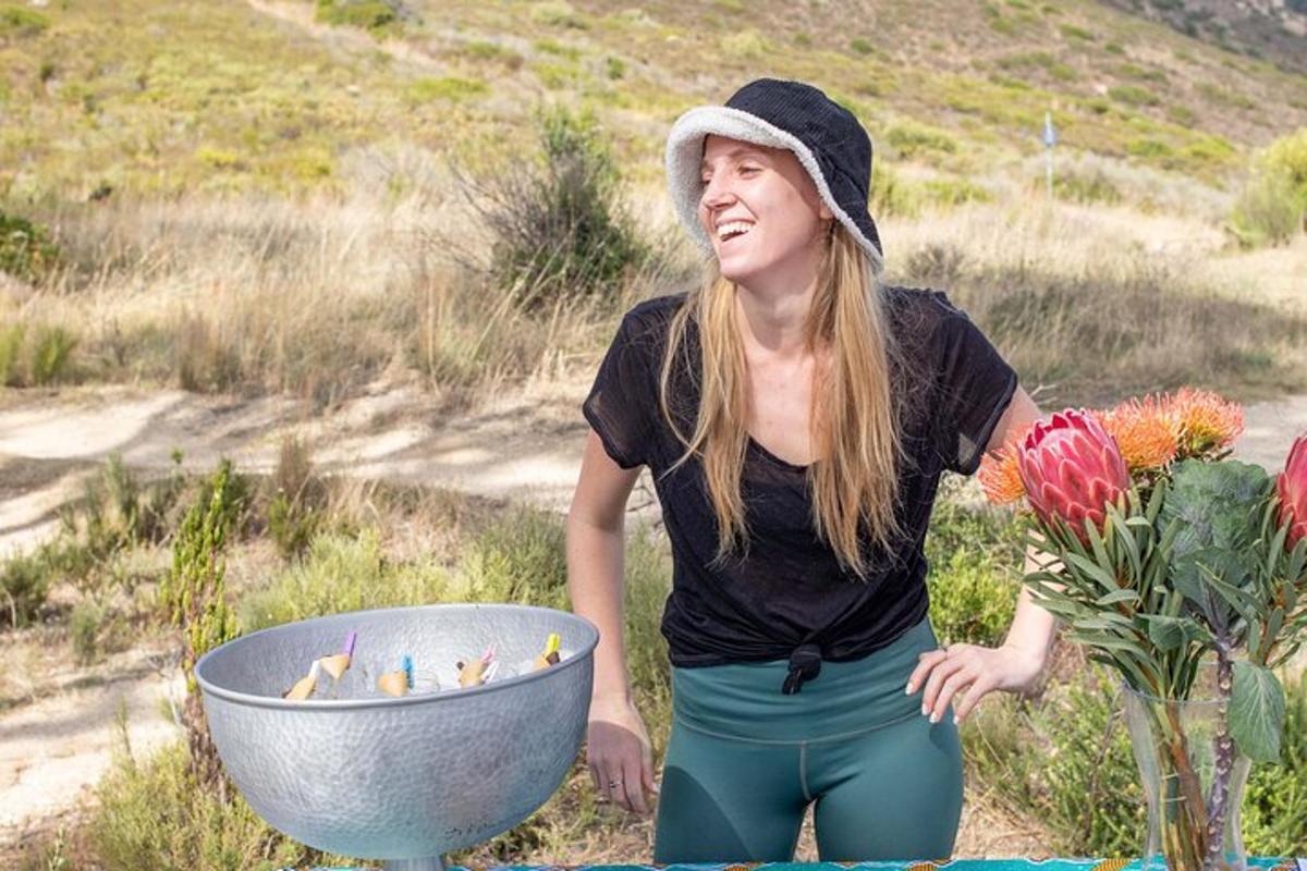 Žena stojí vedle ptačí koupele