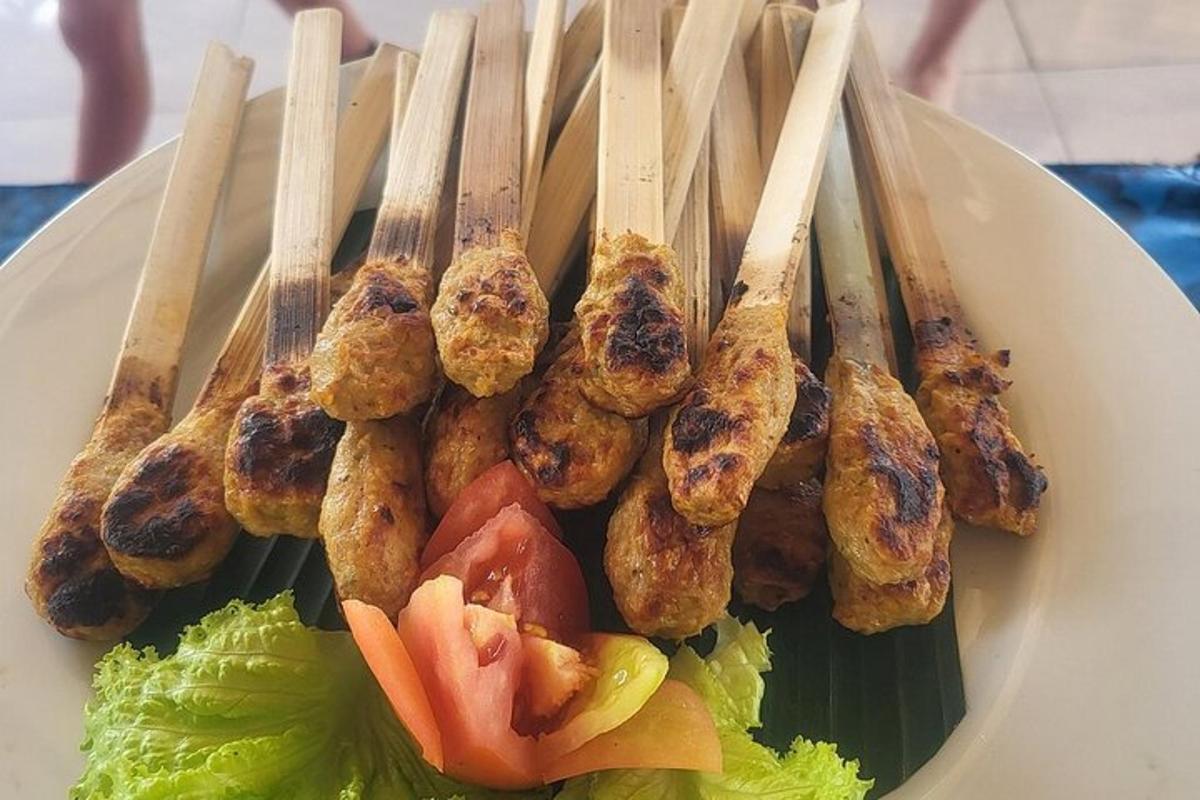 um prato de comida com espetos de carne e vegetais