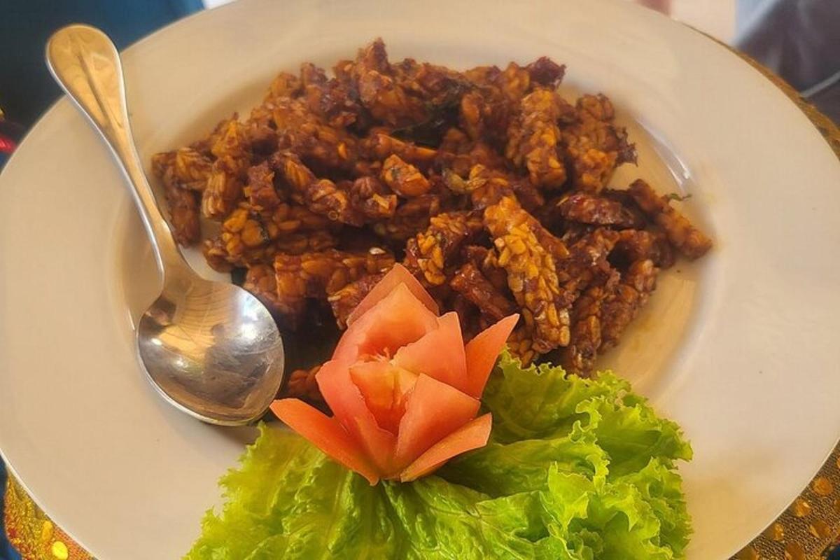 um prato de comida com carne e alface e uma colher