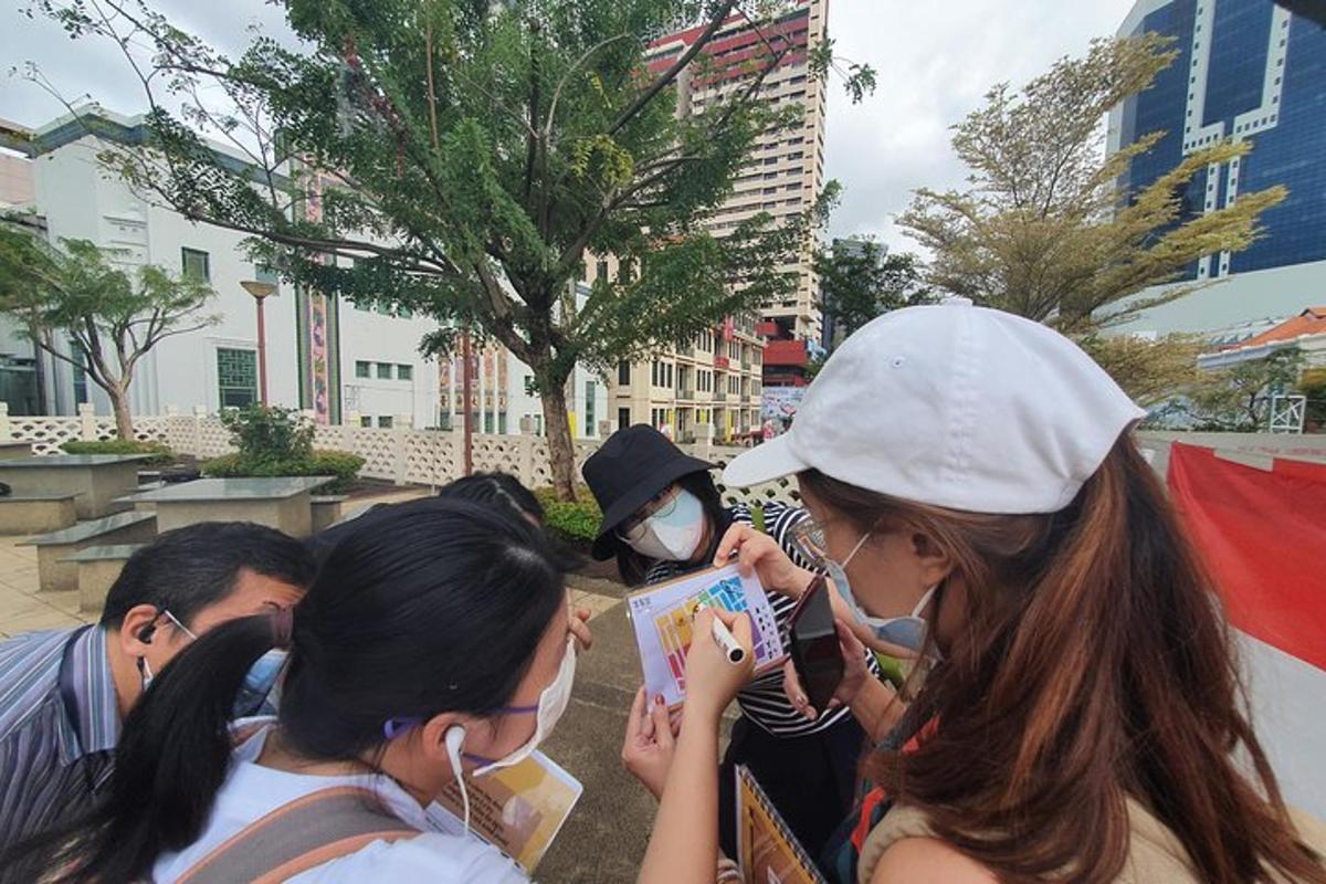 một nhóm người đeo mặt nạ đang nhìn vào một cuốn sách nhỏ