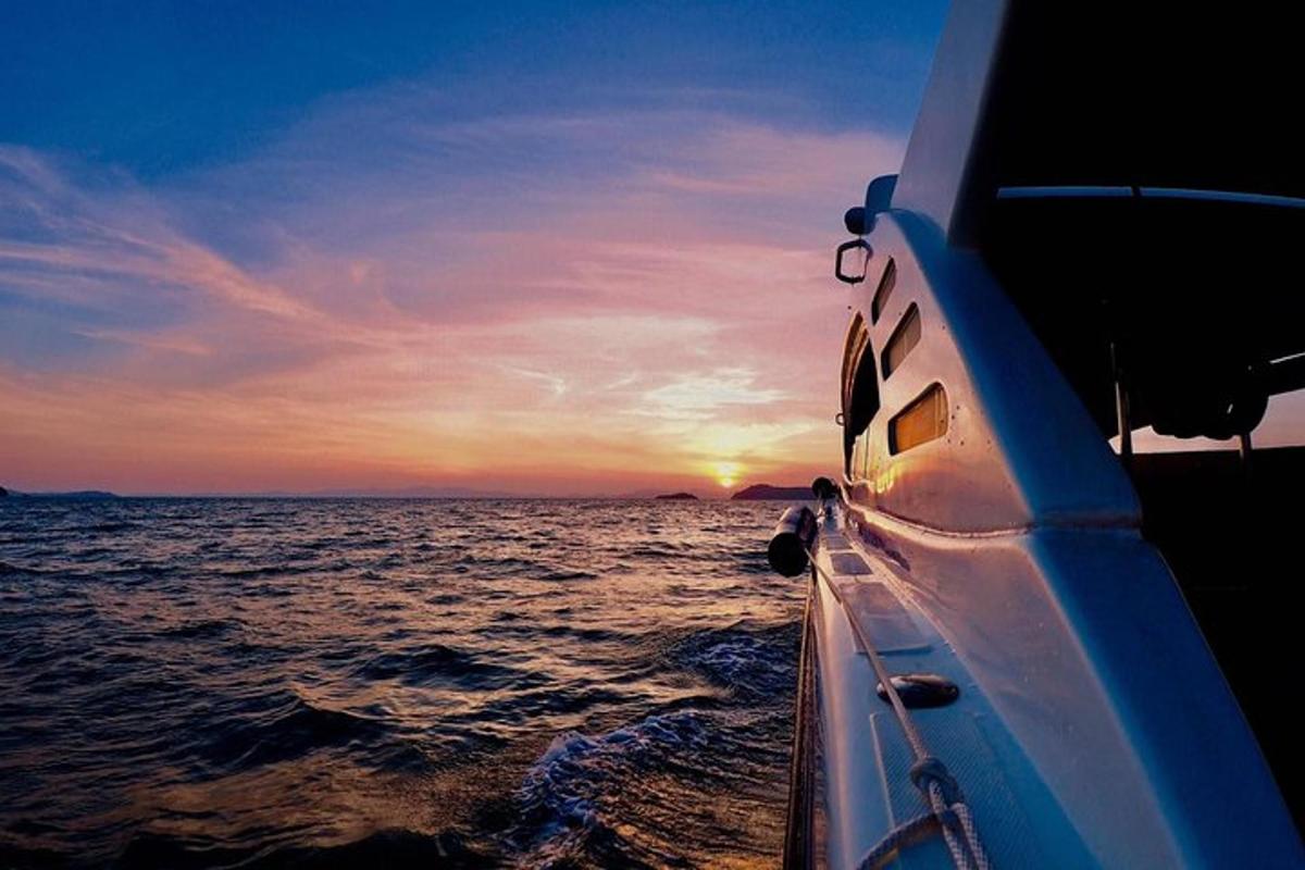 un bateau dans l'océan avec le coucher de soleil en arrière-plan