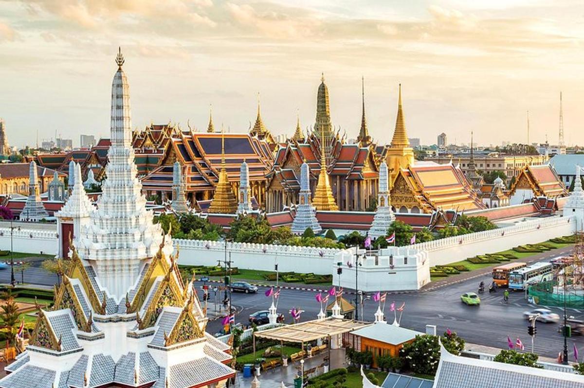 o vedere a marelui palat și templului din Thailanda