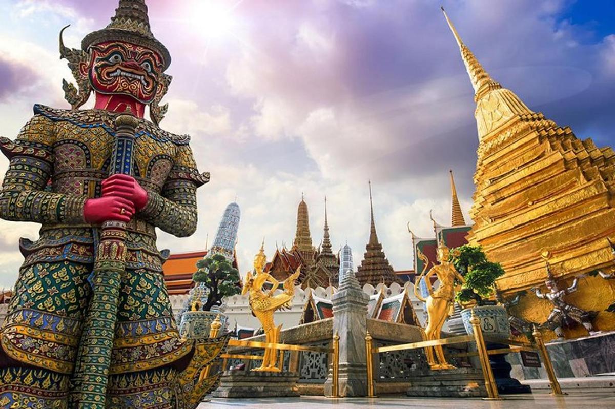 isang estatwa na nakatayo sa harap ng isang templo
