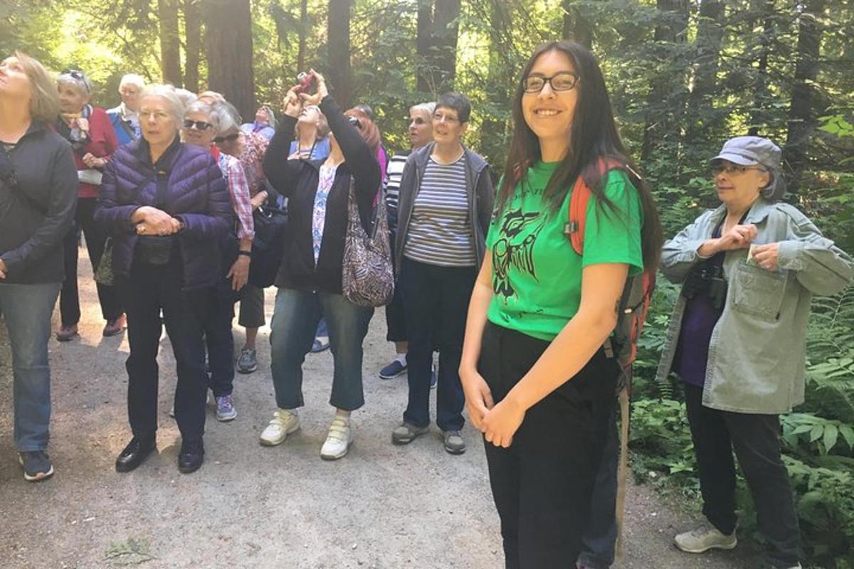 un grup de oameni care stăteau în pădure