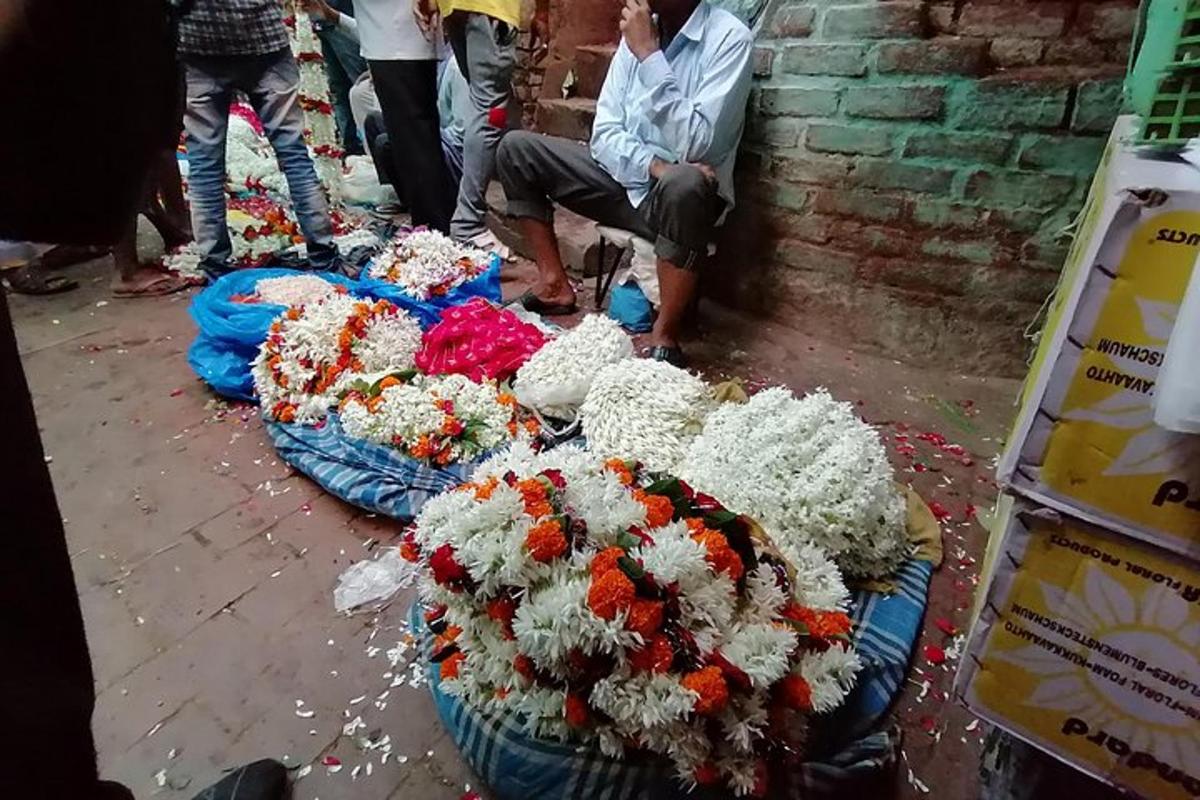 Un ramo de flores tirado en el suelo
