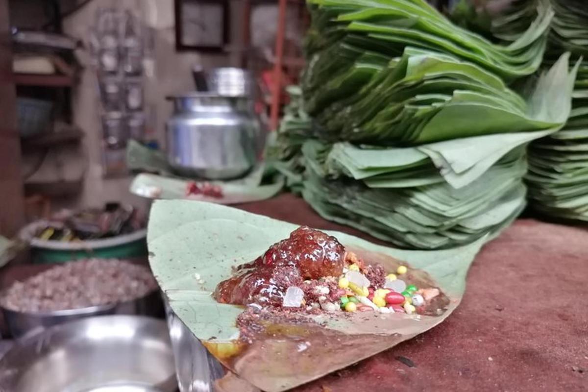 sekeping makanan duduk di atas kaunter