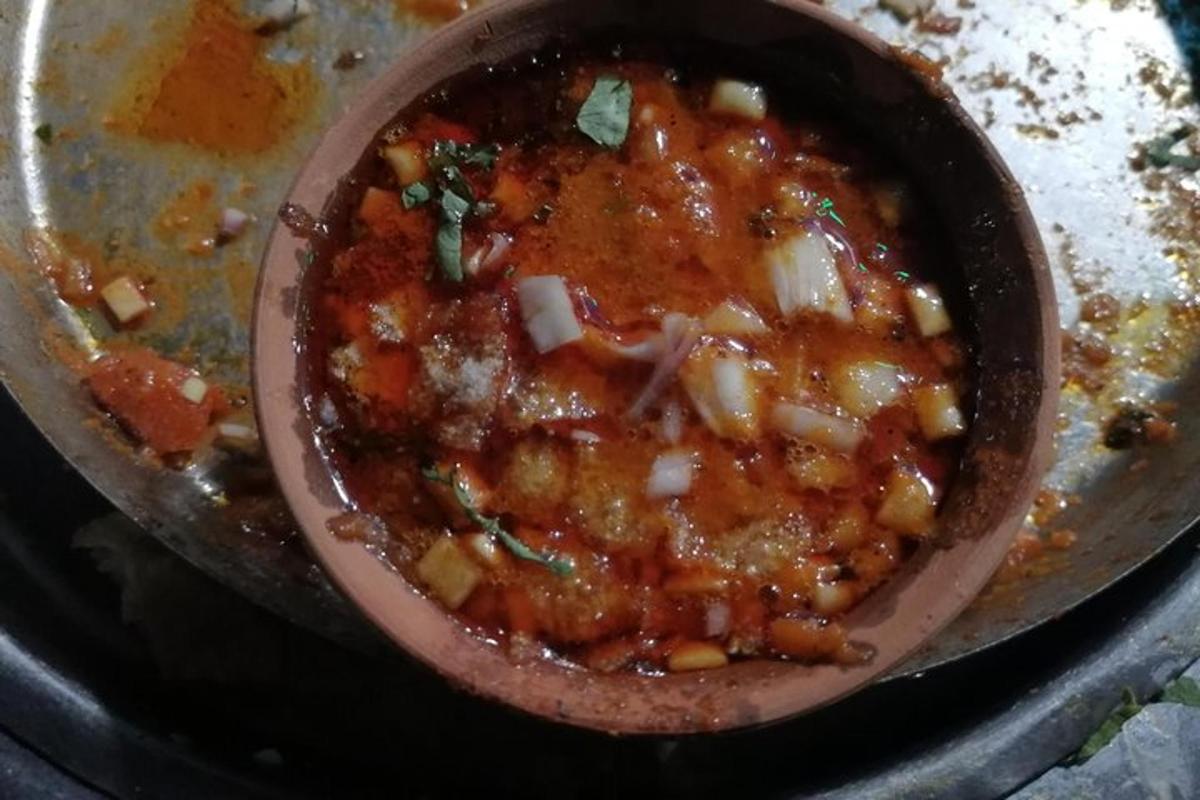 Un tazón de comida sobre una mesa