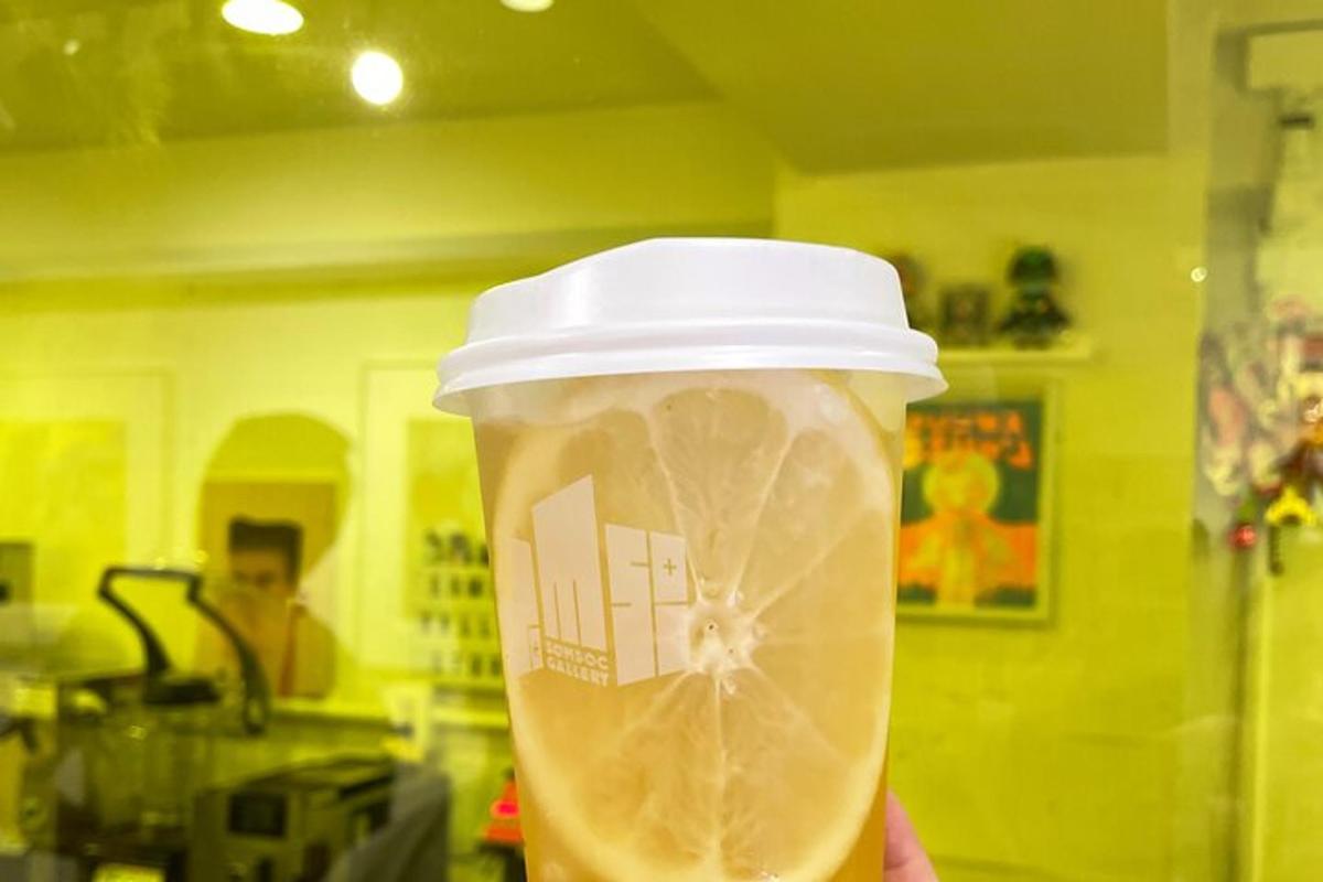 una persona che tiene in mano un bicchiere di plastica per il caffè in un negozio